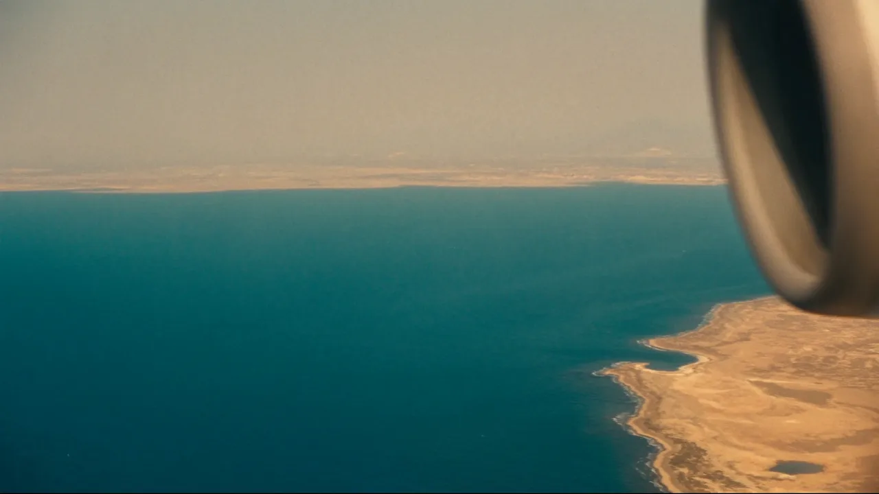 Vista del mar desde la ventanilla de un avión al descender