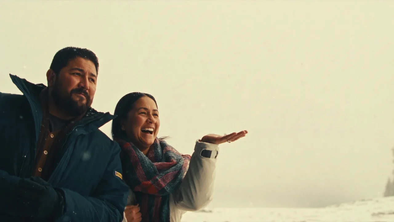 Pareja viendo nieve por primera vez